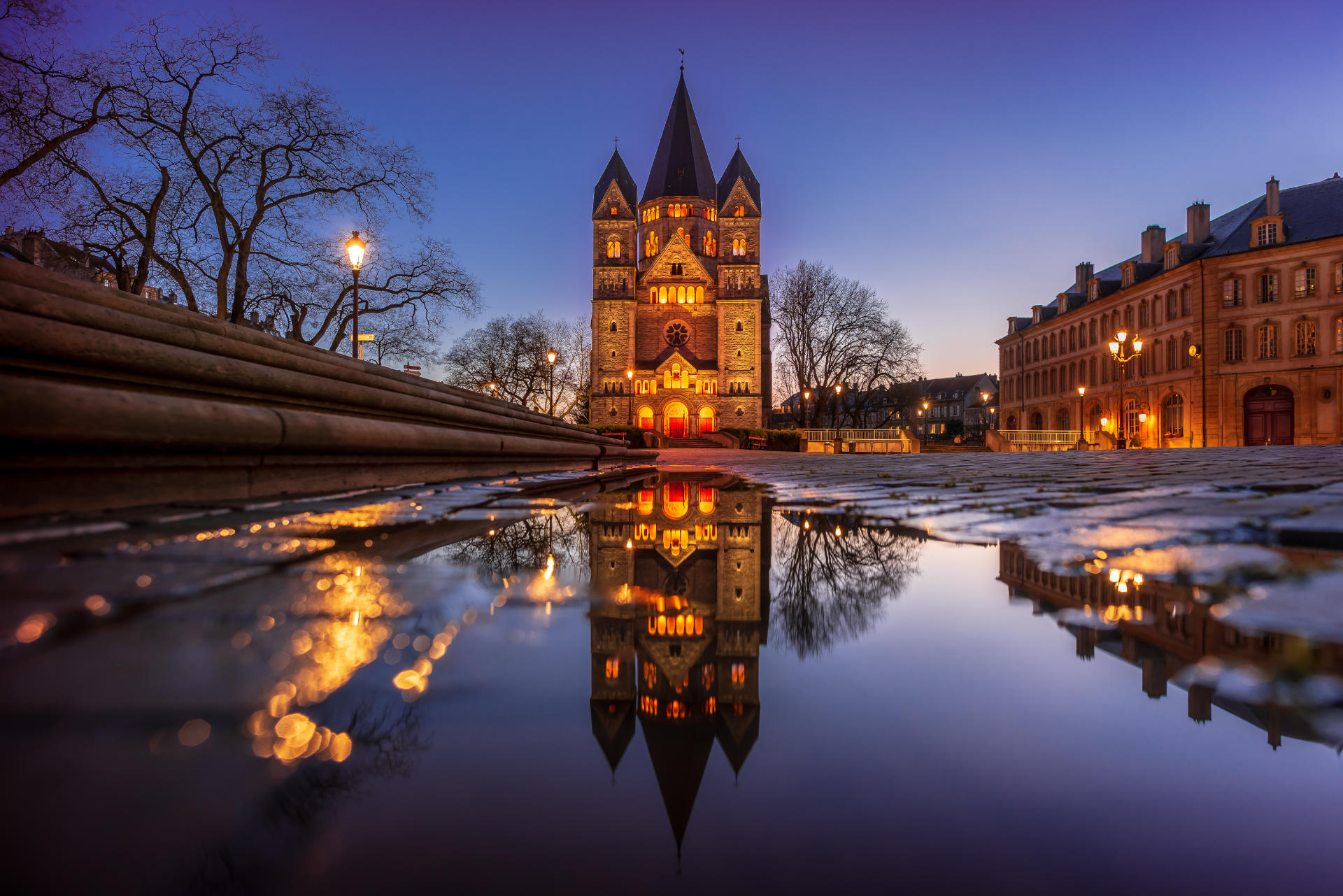 Vue extérieure du Temple Neuf de Strasbourg à la tombée du jour